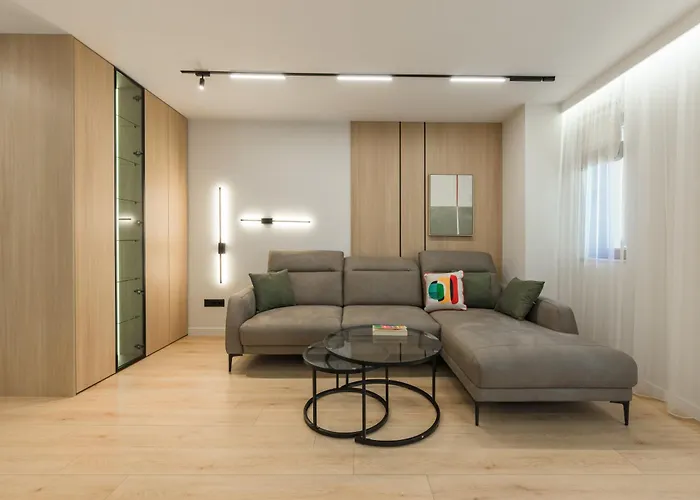 Modern In Center I Steps From By Flat Mаnаger Warna