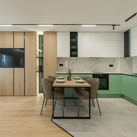 Modern In Center I Steps From By Flat Mаnаger *